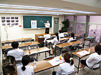 教師が生徒たちに座学授業を行っている写真